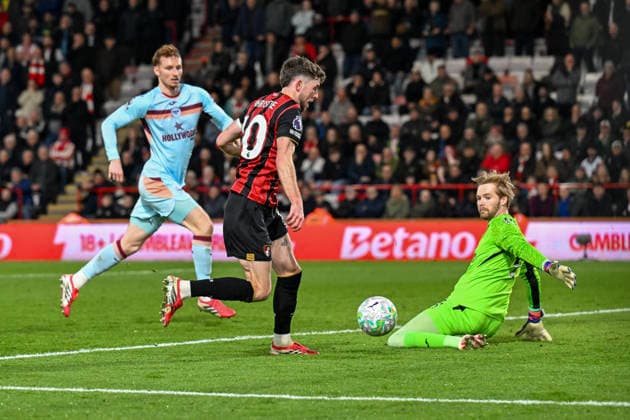 Bournemouth v Brentford Premier League Ryan Christie of Bournemouth tries to go round Caoimhin Kelleher of Brentford during the Premier League match at the Vitality Stadium, Bournemouth 03 03 2026 UK Newspapers OUT Copyright: xJeremyxLandeyx FIL-23072-0023