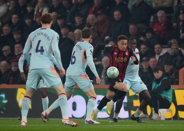 Bournemouth v Brentford, Premier League, Football, Vitality Stadium, Bournemouth, UK - 03 Mar 2026 Marcus Tavernier of Bournemouth surrounded by Brentford players. Bournemouth Vitality Stadium Bournemouth UK, UK NEWSPAPERS OUT Copyright: xSeanxRyanx