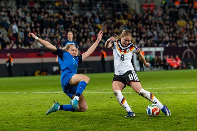 GER, UEFA-Qualifikation für die FIFA Frauenfussball-Weltmeisterschaft 2027, Deutschland - Slowenien. 03.03.2026, Rudolf-Harbig-Stadium, Dresden, GER, UEFA-Qualifikation für die FIFA Frauenfussball-Weltmeisterschaft 2027, Deutschland - Slowenien. Sjoeke Nüsken (Deutschland 9) im Zweikampf Â