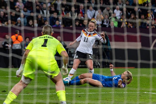 GER, UEFA-Qualifikation für die FIFA Frauenfussball-Weltmeisterschaft 2027, Deutschland - Slowenien. 03.03.2026, Rudolf-Harbig-Stadium, Dresden, GER, UEFA-Qualifikation für die FIFA Frauenfussball-Weltmeisterschaft 2027, Deutschland - Slowenien. Lea Schüller (Deutschland 11) im Zweikampf gegen Lana Golob (Slowenien 2) Â