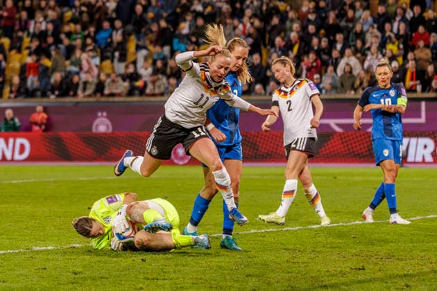 Dresden, Deutschland 03. März 2026: WM - Qualifikation Frauen - 2026 - Deutschland vs. Slowenien Im Bild: v. li. im Zweikampf Zala Mersnik (SLO) und Lea Schüller Schueller (GER) DFB regulations prohibit any use of photographs as image sequences and or quasi-video Rudolf-Harbig-Stadion Sachsen Copyright: xFotostandx xSchäferx