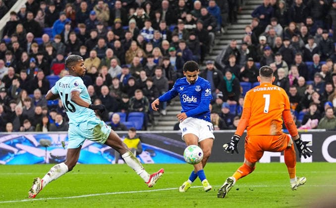 Everton v Burnley Premier League Iliman Ndiaye of Everton (middle) puts the ball past Burnley Goalkeeper Martin Dubravka but the goal is disallowed for offside during the Premier League match at the Hill Dickinson Stadium, Liverpool 03 03 2026 UK Newspapers OUT Copyright: xMikexMartinx FIL-23075-0042