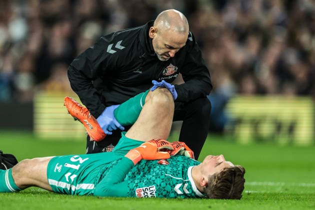 Leeds United v Sunderland - Premier League Sunderland goalkeeper Melker Ellborg receives treatment during the Premier League match between Leeds United and Sunderland at Elland Road in Leeds, United Kingdom, on March 3, 2026. Leeds West Yorkshire United Kingdom  Copyright: xNewsxImagesx originalFilename:cosgrove-premierl260303_np2gB.jpg