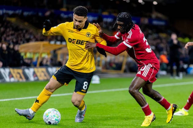 Wolverhampton Wanderers v Liverpool, Premier League Wolverhampton Wanderers midfielder Joao Gomes (8) battles for possession with Liverpool defender Jeremie Frimpong (30) during the Premier League match between Wolverhampton Wanderers and Liverpool at Molineux, Wolverhampton, UK on 3 March 2026. Wolverhampton Molineux West Midlands UK Editorial use only DataCo restrictions apply See www.football-dataco.com , Copyright: xManjitxNarotrax PSI-23833-0028