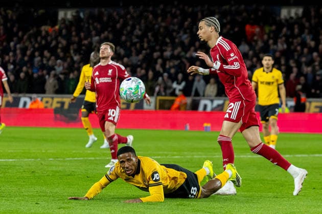 Wolverhampton Wanderers v Liverpool, Premier League Wolverhampton Wanderers midfielder Jackson Tchatchoua (38) gets foul against Liverpool forward Hugo Ekitike (22) during the Premier League match between Wolverhampton Wanderers and Liverpool at Molineux, Wolverhampton, UK on 3 March 2026. Wolverhampton Molineux West Midlands UK Editorial use only DataCo restrictions apply See www.football-dataco.com , Copyright: xManjitxNarotrax PSI-23833-0030