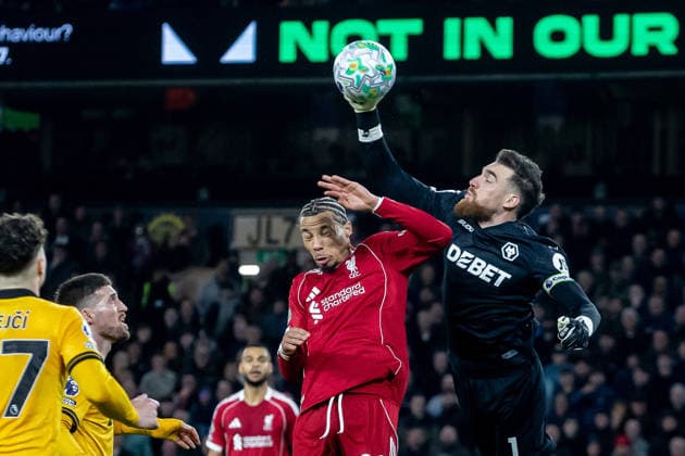 Wolverhampton Wanderers v Liverpool, Premier League Wolverhampton Wanderers goalkeeper Jose Sa (1) gathers ball from Liverpool forward Hugo Ekitike (22) during the Premier League match between Wolverhampton Wanderers and Liverpool at Molineux, Wolverhampton, UK on 3 March 2026. Wolverhampton Molineux West Midlands UK Editorial use only DataCo restrictions apply See www.football-dataco.com , Copyright: xManjitxNarotrax PSI-23833-0034