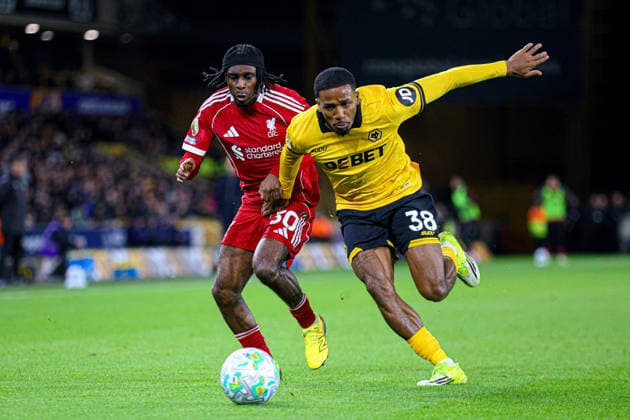WOLVERHAMPTON, ENGLAND - March 03: Jeremie Frimpong of Liverpool and Jackson Tchatchoua of Wolves battle for the ball during the Premier League football match between Wolverhampton Wanderers and Liverpool at Molineux stadium on March 03, 2026 in Wolverhampton, England. (Photo by Natalie Mincher Sports Press Photo) Copyright: xNataliexMincher SPPx Sportspressphoto_SPR100811