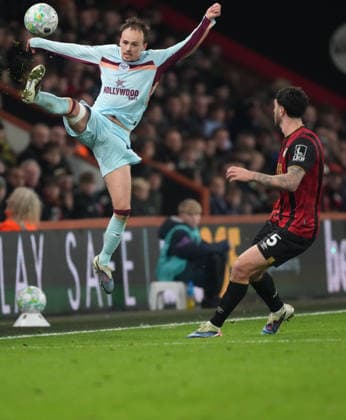Bournemouth v Brentford, Premier League, Football, Vitality Stadium, Bournemouth, UK - 03 Mar 2026 Mikkel Damsgaard of Brentford jumps to keep the ball in play. Bournemouth Vitality Stadium Bournemouth UK, UK NEWSPAPERS OUT Copyright: xSeanxRyanx