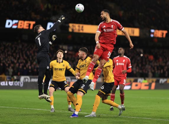 Football - Premier League - Wolverhampton Wanderers v Liverpool 3rd March 2026 - Premier League - Wolverhampton Wanderers v Liverpool - Wolverhampton Wanderers goalkeeper Jose Sa punches the ball clear - Photo: Simon Stacpoole Offside. Wolverhampton UK Copyright: xSimonxStacpoolexOffside