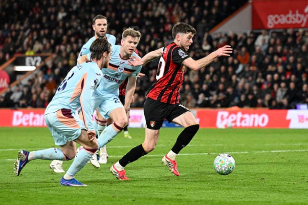 Bournemouth v Brentford Premier League Ryan Christie of Bournemouth makes a break during the Premier League match at the Vitality Stadium, Bournemouth 03 03 2026 UK Newspapers OUT Copyright: xJeremyxLandeyx FIL-23072-0057