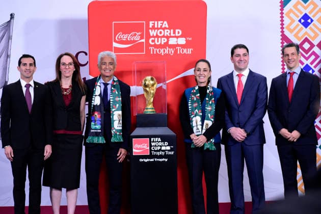 Mexico™s President Claudia Sheinbaum Holds World Cup Trophy Tour press conference, PK, Pressekonferenz Head of the National Sports Commission (CONADE) Rommel Pacheco, Chief Operating Officer of Coca-Cola Latam, Bruno Pietracci, former Brazilian footballer JosÃ Roberto Gama de Oliveira, known as Bebeto, Mexico™s President Claudia Sheinbaum Pardo, and Mexican government s representative to FIFA Gabriela Cuevas Barron pose with the Original FIFA World Cup, WM, Weltmeisterschaft, Fussball trophy during a press conference at the National Palace. on March 3, 2026 in Mexico City, Mexico. (Photo by Luis Barron Eyepix Group) Copyright: xLuisxBarronx xEyepixxGroupx LB_03032026_16