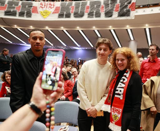 03.03.26 VfB Stuttgart Konzert Klassik trifft Kurve Deutschland, Stuttgart, 03.03.2026, Fussball, Bundesliga, VfB Stuttgart, Konzert Klassik trifft Kurve in der Liederhalle Stuttgart: v.l. Jamie Leweling, Angelo Stiller.