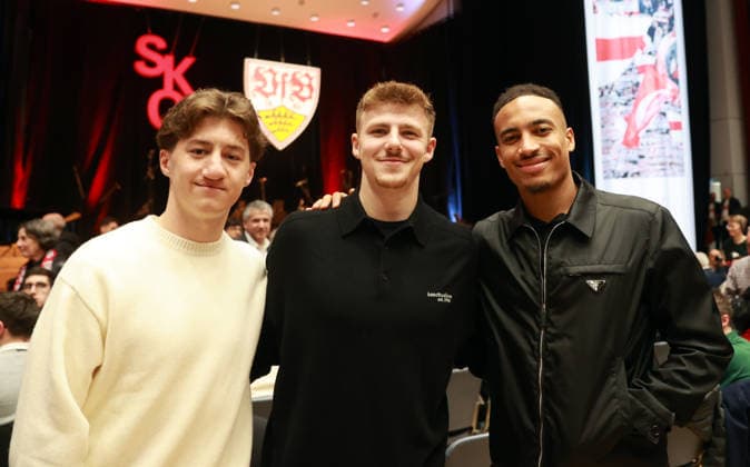 03.03.26 VfB Stuttgart Konzert Klassik trifft Kurve Deutschland, Stuttgart, 03.03.2026, Fussball, Bundesliga, VfB Stuttgart, Konzert Klassik trifft Kurve in der Liederhalle Stuttgart: v.l. Angelo Stiller, Finn Jeltsch, Jamie Leweling.