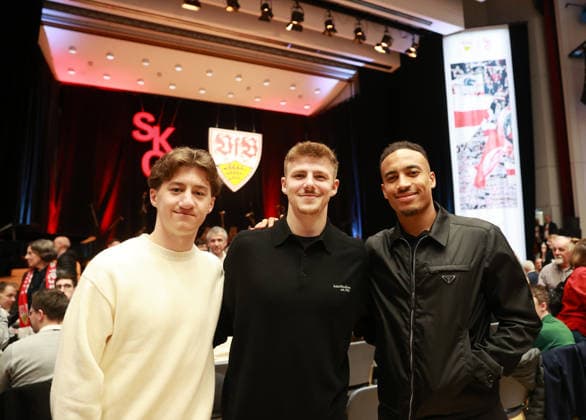 03.03.26 VfB Stuttgart Konzert Klassik trifft Kurve Deutschland, Stuttgart, 03.03.2026, Fussball, Bundesliga, VfB Stuttgart, Konzert Klassik trifft Kurve in der Liederhalle Stuttgart: v.l. Angelo Stiller, Finn Jeltsch, Jamie Leweling.