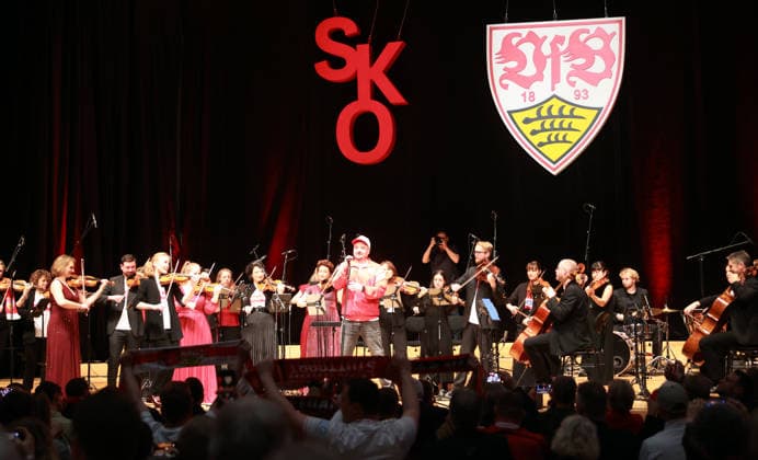 03.03.26 VfB Stuttgart Konzert Klassik trifft Kurve Deutschland, Stuttgart, 03.03.2026, Fussball, Bundesliga, VfB Stuttgart, Konzert Klassik trifft Kurve in der Liederhalle Stuttgart: Philipp Volksmund (Sänger der Band Die Fraktion).