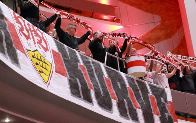 03.03.26 VfB Stuttgart Konzert Klassik trifft Kurve Deutschland, Stuttgart, 03.03.2026, Fussball, Bundesliga, VfB Stuttgart, Konzert Klassik trifft Kurve in der Liederhalle Stuttgart: Fans mit Schals.