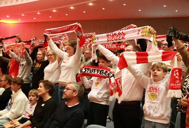 03.03.26 VfB Stuttgart Konzert Klassik trifft Kurve Deutschland, Stuttgart, 03.03.2026, Fussball, Bundesliga, VfB Stuttgart, Konzert Klassik trifft Kurve in der Liederhalle Stuttgart: Fans mit Schals.