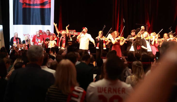 03.03.26 VfB Stuttgart Konzert Klassik trifft Kurve Deutschland, Stuttgart, 03.03.2026, Fussball, Bundesliga, VfB Stuttgart, Konzert Klassik trifft Kurve in der Liederhalle Stuttgart: Philipp Volksmund (Sänger der Band Die Fraktion).