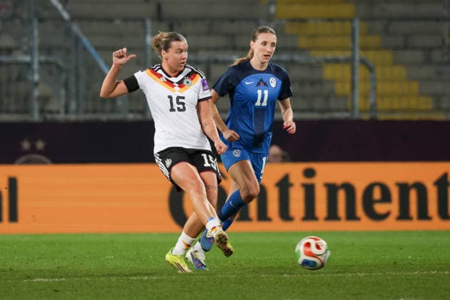 03.03.2026, xgrfx, Fussball WM Qualifikation , Deutschland Frauen - Slowenien Frauen v.l. Larissa Mühlhaus (Deutsche Frauennationalmannschaft), Lara Prasnikar (Slowenien) (DFL DFB REGULATIONS PROHIBIT ANY USE OF PHOTOGRAPHS as IMAGE SEQUENCES and or QUASI-VIDEO) Dresden