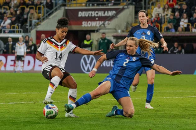 03.03.2026, xgrfx, Fussball WM Qualifikation , Deutschland Frauen - Slowenien Frauen v.l. Shekiera Martinez (Deutsche Frauennationalmannschaft), Lana Golob (Slowenien) (DFL DFB REGULATIONS PROHIBIT ANY USE OF PHOTOGRAPHS as IMAGE SEQUENCES and or QUASI-VIDEO) Dresden