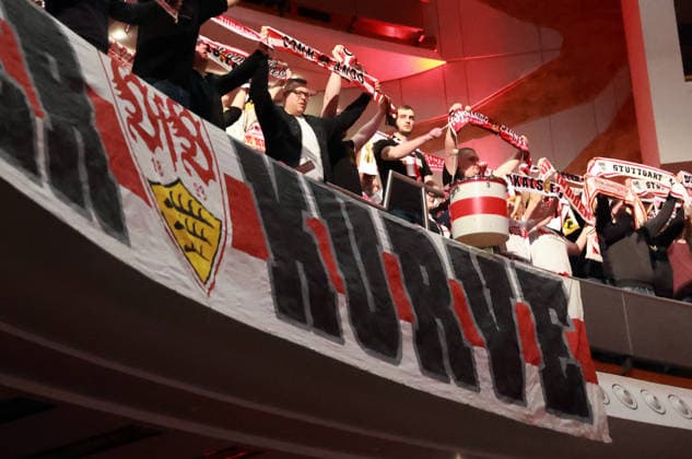 03.03.26 VfB Stuttgart Konzert Klassik trifft Kurve Deutschland, Stuttgart, 03.03.2026, Fussball, Bundesliga, VfB Stuttgart, Konzert Klassik trifft Kurve in der Liederhalle Stuttgart: Fans mit Schals.
