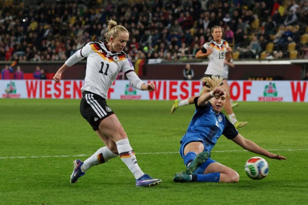 03.03.2026, xgrfx, Fussball WM Qualifikation , Deutschland Frauen - Slowenien Frauen v.l. Lea Schüller (Deutsche Frauennationalmannschaft), Lana Golob (Slowenien) (DFL DFB REGULATIONS PROHIBIT ANY USE OF PHOTOGRAPHS as IMAGE SEQUENCES and or QUASI-VIDEO) Dresden