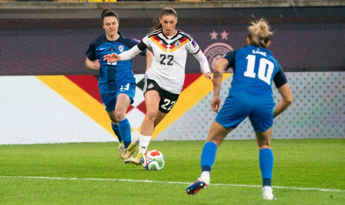 3.3..2026, Fußball, GER, Frauen, WM-Qualifikation, 1. Spieltag, Deutschland - Slowenien, Jule Brand (Deutschland, Mitte) gegen Dominika Conc (Slowenien, re.) Dresden Rudolf-Harbig-Stadion Sachsen Deutschland