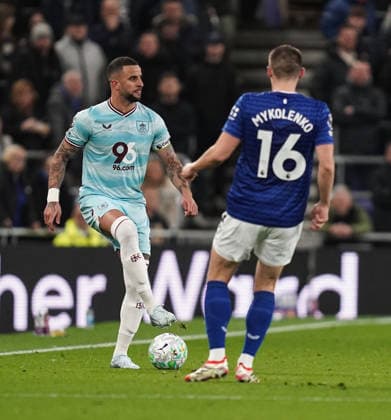Everton v Burnley Premier League Kyle Walker of Burnley (left) closed down by Vitaliy Mykolenko of Everton (right) the Premier League match at the Hill Dickinson Stadium, Liverpool 03 03 2026 UK Newspapers OUT Copyright: xMikexMartinx FIL-23075-0111