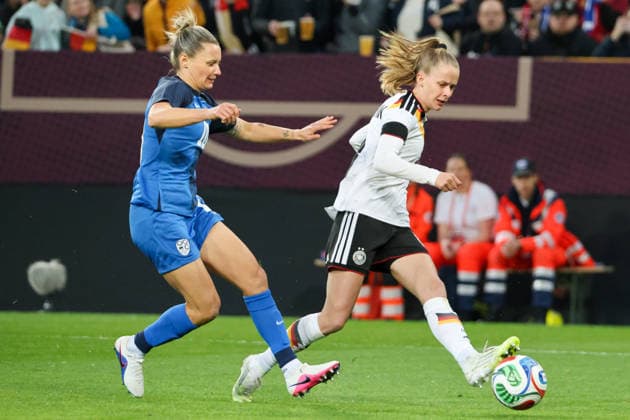 Dresden, Deutschland 03. März 2026: Länderspiel für Frauen WM-Qualifikation - Deutschland Frauen vs. Slowenien Frauen Im Bild: v.li. im Zweikampf Dominika Conc (Slowenien) und Vivien Endemann (Deutschland) Copyright: HMBxMedia MadeleinexFantini
