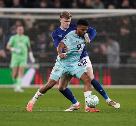 Everton v Burnley Premier League Lyle Foster of Burnley (front) battles for the ball with Jarrad Branthwaite of Everton during the Premier League match at the Hill Dickinson Stadium, Liverpool 03 03 2026 UK Newspapers OUT Copyright: xMikexMartinx FIL-23075-0122