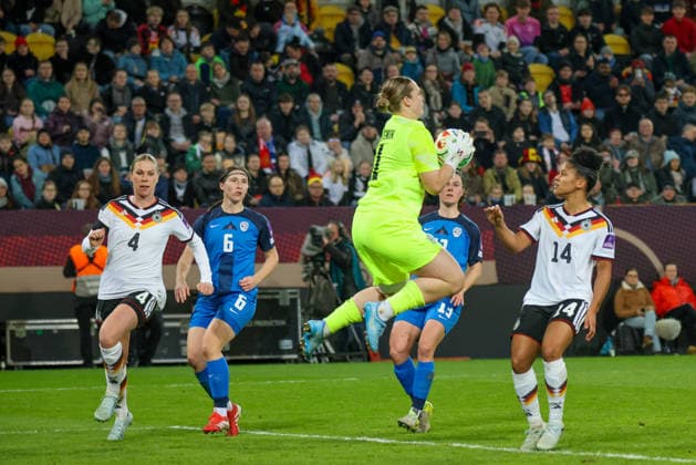 Dresden, Deutschland 03. März 2026: Länderspiel für Frauen WM-Qualifikation - Deutschland Frauen vs. Slowenien Frauen Im Bild: v.li. die Dritte Torhüterin Zala Mersnik (Slowenien) hält den Ball und verhindert ein Tor für Deutschland Copyright: HMBxMedia MadeleinexFantini