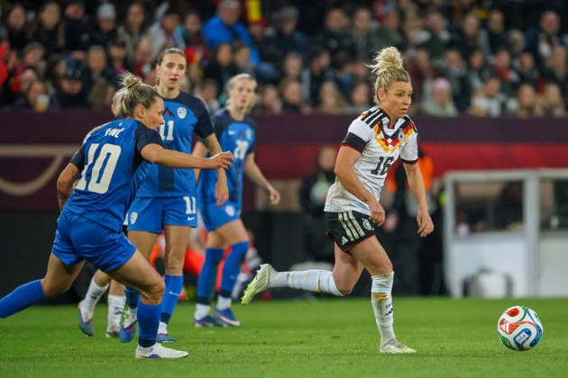 Dresden, Deutschland 03. März 2026: Länderspiel für Frauen WM-Qualifikation - Deutschland Frauen vs. Slowenien Frauen Im Bild: v.li. Dominika Conc (Slowenien) und Linda Dallmann (Deutschland) im Laufduell Copyright: HMBxMedia MadeleinexFantini