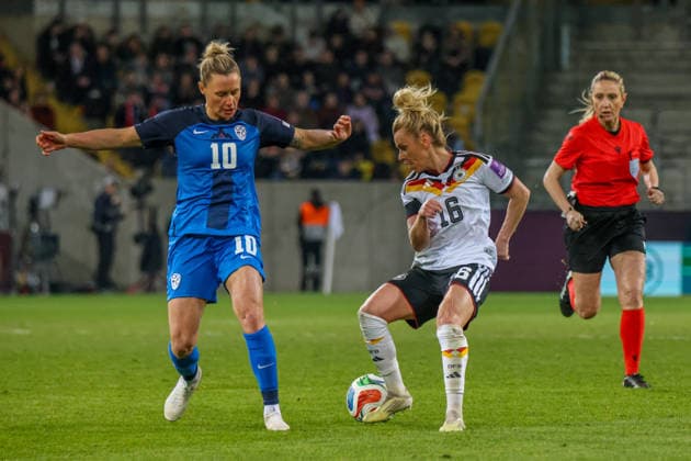 Dresden, Deutschland 03. März 2026: Länderspiel für Frauen WM-Qualifikation - Deutschland Frauen vs. Slowenien Frauen Im Bild: v.li. im Zweikampf Dominika Conc (Slowenien) und Linda Dallmann (Deutschland) Copyright: HMBxMedia MadeleinexFantini