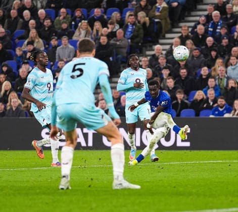 Everton v Burnley Premier League Idrissa Gueye of Everton (right) shoots at goal during the Premier League match at the Hill Dickinson Stadium, Liverpool 03 03 2026 UK Newspapers OUT Copyright: xMikexMartinx FIL-23075-0136