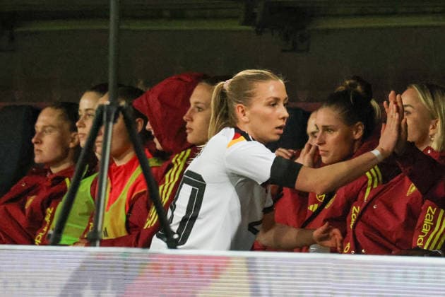 Dresden, Deutschland 03. März 2026: Länderspiel für Frauen WM-Qualifikation - Deutschland Frauen vs. Slowenien Frauen Im Bild: Elisa Senß Senss (Deutschland) klatscht sich nach ihrer Auswechslung mit den Spielerinnen auf der Ersatzbank ab Copyright: HMBxMedia MadeleinexFantini