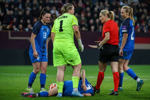 Dresden, Deutschland 03. März 2026: Länderspiel für Frauen WM-Qualifikation - Deutschland Frauen vs. Slowenien Frauen Im Bild: Sara Agrez (Slowenien) liegt verletzt auf dem Spielfeld Copyright: HMBxMedia MadeleinexFantini