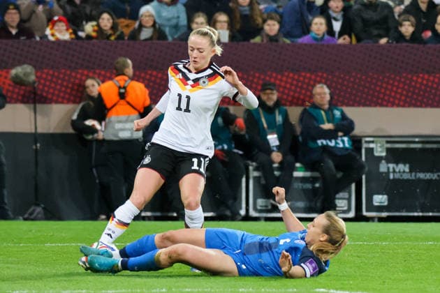 Dresden, Deutschland 03. März 2026: Länderspiel für Frauen WM-Qualifikation - Deutschland Frauen vs. Slowenien Frauen Im Bild: v.li. im Zweikampf Lea Schüller Schueller (Deutschland) und Lana Golob (Slowenien) Copyright: HMBxMedia MadeleinexFantini
