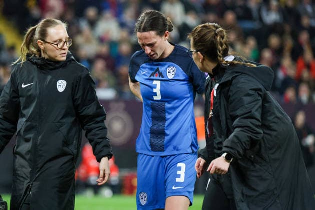 Dresden, Deutschland 03. März 2026: Länderspiel für Frauen WM-Qualifikation - Deutschland Frauen vs. Slowenien Frauen Im Bild: v.li. die Zweite Sara Agrez (Slowenien) verletzt Copyright: HMBxMedia MadeleinexFantini