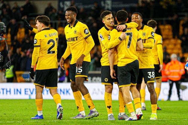 WOLVERHAMPTON, ENGLAND - March 03: Wolves players at full time of the Premier League football match between Wolverhampton Wanderers and Liverpool at Molineux stadium on March 03, 2026 in Wolverhampton, England. (Photo by Natalie Mincher Sports Press Photo) Copyright: xNataliexMincher SPPx Sportspressphoto_SPR101171