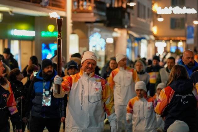 (260304) -- CORTINA D AMPEZZO, March 4, 2026 -- A torchbearer carrys the torch during the Milan-Cortina 2026 Paralympic Winter games, Winterspiele,Spiele, Summer games Torch Relay and Flame Unifying Ceremony in Cortina D Ampezzo, Italy, March 3, 2026. ) (SP)ITALY-CORTINA D AMPEZZO-PARALYMPIC WINTER GAMES-FLAME UNIFYING CEREMONY LianxZhen 