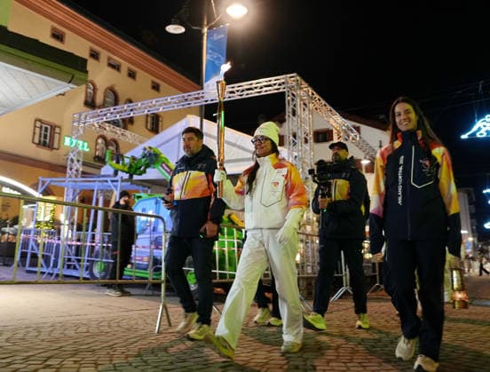(260304) -- CORTINA D AMPEZZO, March 4, 2026 -- A torchbearer carrys the torch during the Milan-Cortina 2026 Paralympic Winter games, Winterspiele,Spiele, Summer games Torch Relay and Flame Unifying Ceremony in Cortina D Ampezzo, Italy, March 3, 2026. ) (SP)ITALY-CORTINA D AMPEZZO-PARALYMPIC WINTER GAMES-FLAME UNIFYING CEREMONY MouxYu 