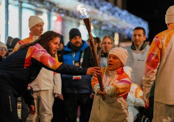 (260304) -- CORTINA D AMPEZZO, March 4, 2026 -- A torchbearer carrys the torch during the Milan-Cortina 2026 Paralympic Winter games, Winterspiele,Spiele, Summer games Torch Relay and Flame Unifying Ceremony in Cortina D Ampezzo, Italy, March 3, 2026. ) (SP)ITALY-CORTINA D AMPEZZO-PARALYMPIC WINTER GAMES-FLAME UNIFYING CEREMONY LianxZhen 