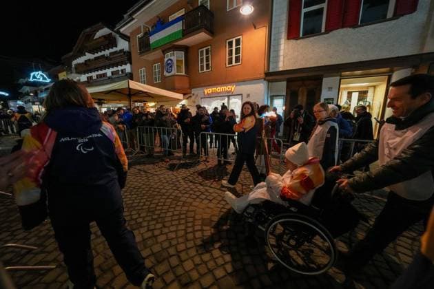 (260304) -- CORTINA D AMPEZZO, March 4, 2026 -- A torchbearer carrys the torch during the Milan-Cortina 2026 Paralympic Winter games, Winterspiele,Spiele, Summer games Torch Relay and Flame Unifying Ceremony in Cortina D Ampezzo, Italy, March 3, 2026. ) (SP)ITALY-CORTINA D AMPEZZO-PARALYMPIC WINTER GAMES-FLAME UNIFYING CEREMONY LianxZhen 