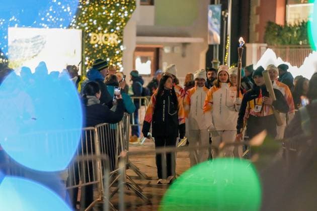 (260304) -- CORTINA D AMPEZZO, March 4, 2026 -- A torchbearer carrys the torch during the Milan-Cortina 2026 Paralympic Winter games, Winterspiele,Spiele, Summer games Torch Relay and Flame Unifying Ceremony in Cortina D Ampezzo, Italy, March 3, 2026. ) (SP)ITALY-CORTINA D AMPEZZO-PARALYMPIC WINTER GAMES-FLAME UNIFYING CEREMONY LianxZhen 