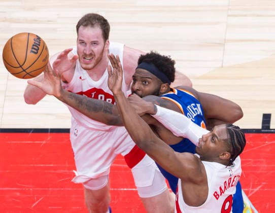 (260304) -- TORONTO, March 4, 2026 -- RJ Barrett (R) and Jakob Poeltl (L) of Toronto Raptors fight for a rebound with Mitchell Robinson of New York Knicks during the 2025-2026 NBA, Basketball Herren, USA regular season game between Toronto Raptors and New York Knicks in Toronto, Canada, on March 3, 2026. (Photo by Xinhua) (SP)CANADA-TORONTO-BASKETBALL-NBA-RAPTORS VS KNICKS ZouxZheng 