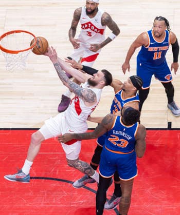 (260304) -- TORONTO, March 4, 2026 -- Sandro Mamukelashvili (L, front) of Toronto Raptors goes for a layup during the 2025-2026 NBA, Basketball Herren, USA regular season game between Toronto Raptors and New York Knicks in Toronto, Canada, on March 3, 2026. (Photo by Xinhua) (SP)CANADA-TORONTO-BASKETBALL-NBA-RAPTORS VS KNICKS ZouxZheng 