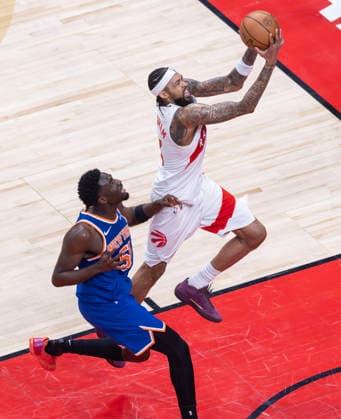 (260304) -- TORONTO, March 4, 2026 -- Brandon Ingram (R) of Toronto Raptors goes for a layup during the 2025-2026 NBA, Basketball Herren, USA regular season game between Toronto Raptors and New York Knicks in Toronto, Canada, on March 3, 2026. (Photo by Xinhua) (SP)CANADA-TORONTO-BASKETBALL-NBA-RAPTORS VS KNICKS ZouxZheng 