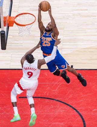 Sport Bilder des Tages #2 (260304) -- TORONTO, March 4, 2026 -- Mikal Bridges (R) of New York Knicks dunks during the 2025-2026 NBA, Basketball Herren, USA regular season game between Toronto Raptors and New York Knicks in Toronto, Canada, on March 3, 2026. (Photo by Xinhua) (SP)CANADA-TORONTO-BASKETBALL-NBA-RAPTORS VS KNICKS ZouxZheng 