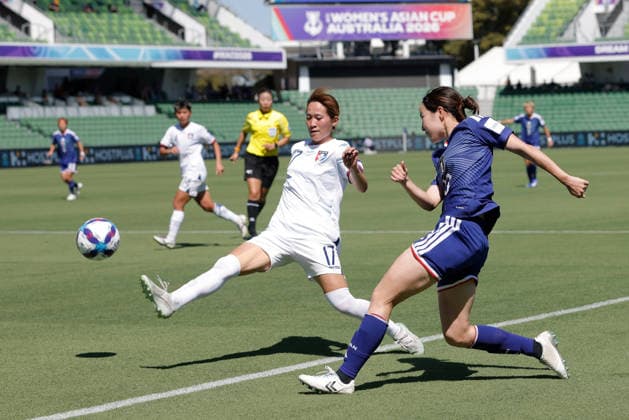 SOCCER ASIAN CUP JAPAN TAIWAN, Hikaru Kitagawa of Japan crosses the ball under pressure from Chen Jin-Wen of Chinese Taipei during the AFC Women™s Asian Cup Group C match between Japan and Taiwan at HBF Park in Perth, Wednesday, March 4, 2026. ( NO ARCHIVING, EDITORIAL USE ONLY PERTH WESTERN AUSTRALIA AUSTRALIA  Copyright: xRICHARDxWAINWRIGHTx 20260304137549017333