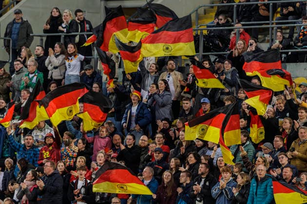 Dresden, Deutschland 03. März 2026: WM - Qualifikation Frauen - 2026 - Deutschland vs. Slowenien Im Bild: jubelnde Fans schwenken Fahnen, Deutschlandfahnen DFB regulations prohibit any use of photographs as image sequences and or quasi-video Rudolf-Harbig-Stadion Sachsen *** Dresden, Germany 03 March 2026 World Cup Qualification Women 2026 Germany vs Slovenia In the picture cheering fans waving flags, Germany flags DFB regulations prohibit any use of photographs as image sequences and or quasi video Rudolf Harbig Stadion Sachsen Copyright: xFotostandx xSchäferx
